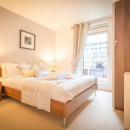 Dockside Walk - Canary Wharf Apartment