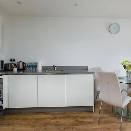 Skyvillion - Cozy In Town With Free Parking & Wifi * Enfield