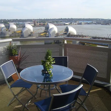 Wards Wharf Approach Apartment *