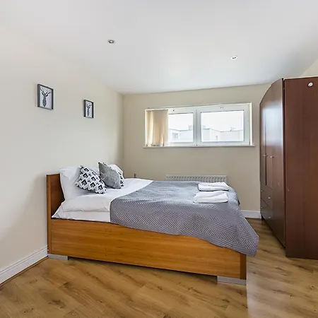 Wards Wharf Approach Apartment *