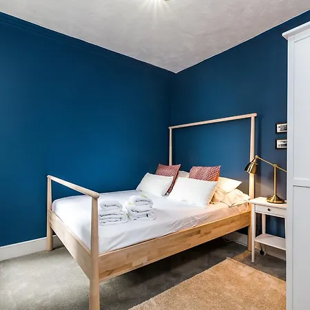 Sherlock's By Allo Housing Apartment London