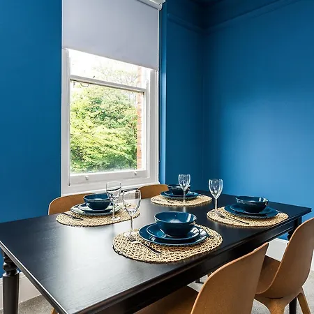 Sherlock's By Allo Housing Apartment *