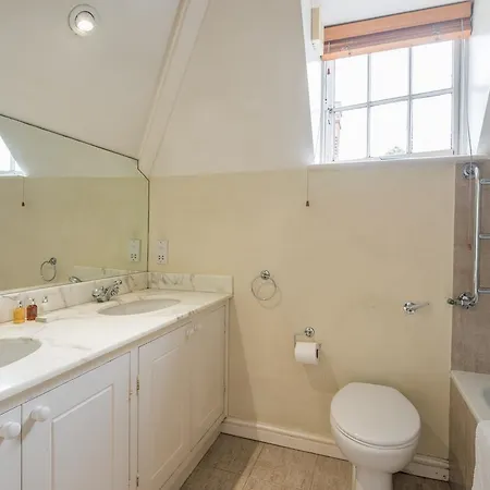 Charming Golders By Hampstead Heath Holiday home *
