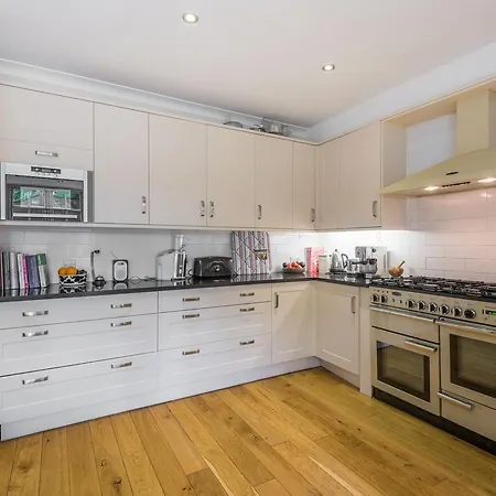 Charming Golders By Hampstead Heath Holiday home Brent