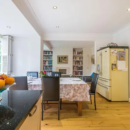 Charming Golders By Hampstead Heath Holiday home