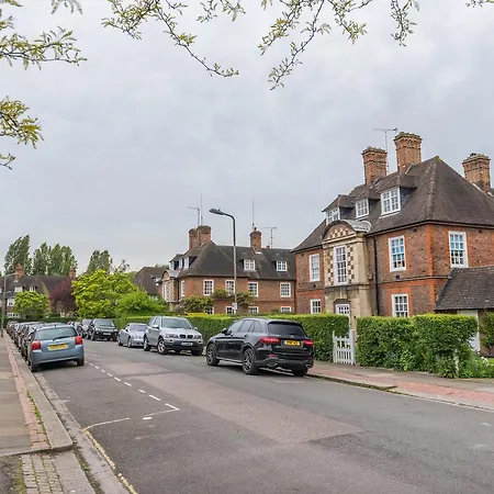 Charming Golders By Hampstead Heath *
