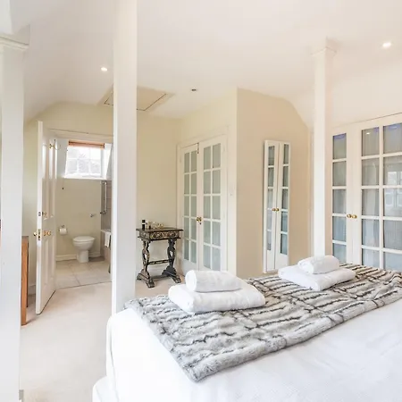 Charming Golders By Hampstead Heath Holiday home *