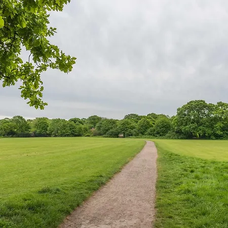 Charming Golders By Hampstead Heath Holiday home Brent