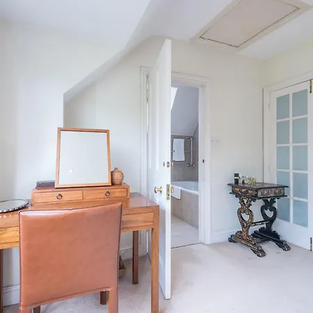 Charming Golders By Hampstead Heath Holiday home *