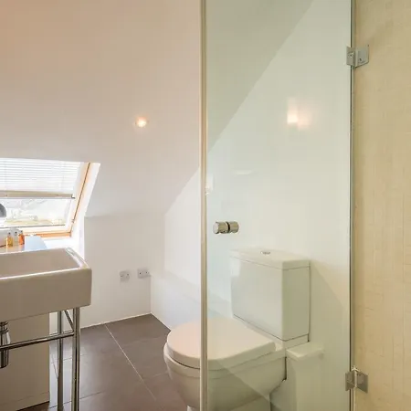 Lavish Nordic Styled Fulham By The Thames *