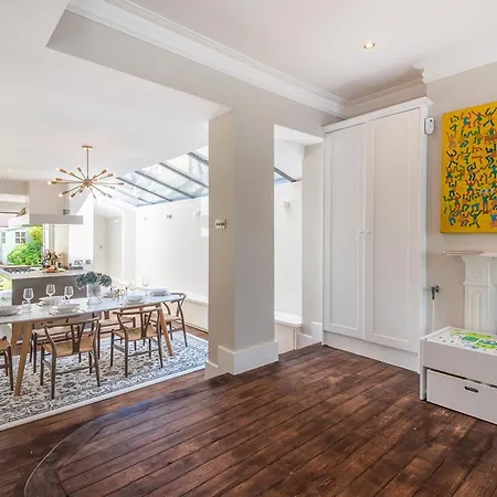 Lavish Nordic Styled Fulham By The Thames *