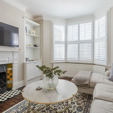 Lavish Nordic Styled Fulham By The Thames Holiday home London