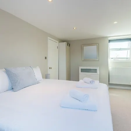 Lavish Nordic Styled Fulham By The Thames