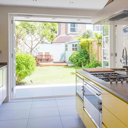 Lavish Nordic Styled Fulham By The Thames Holiday home London