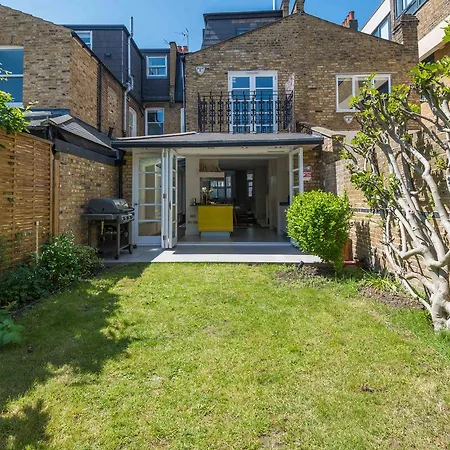 Lavish Nordic Styled Fulham By The Thames London