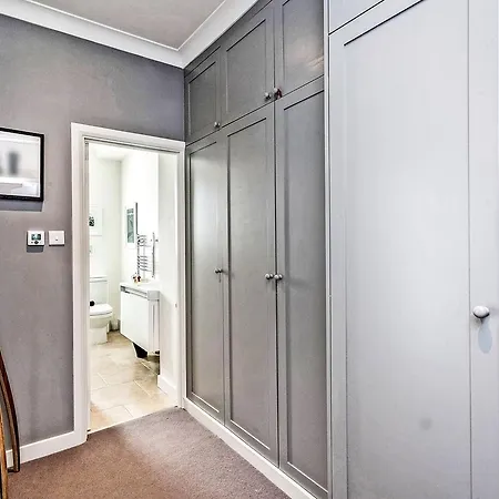 Elegant Shepherds Bush By Kensington Olympia By Underthedoormat Apartment