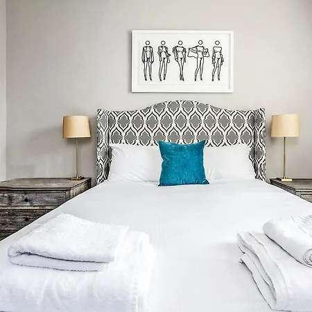 Apartment Elegant Shepherds Bush By Kensington Olympia By Underthedoormat *