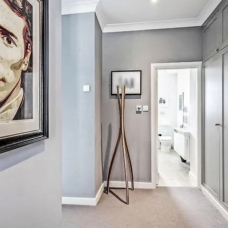 Elegant Shepherds Bush By Kensington Olympia By Underthedoormat * London