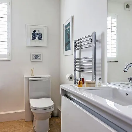 Elegant Shepherds Bush By Kensington Olympia By Underthedoormat *