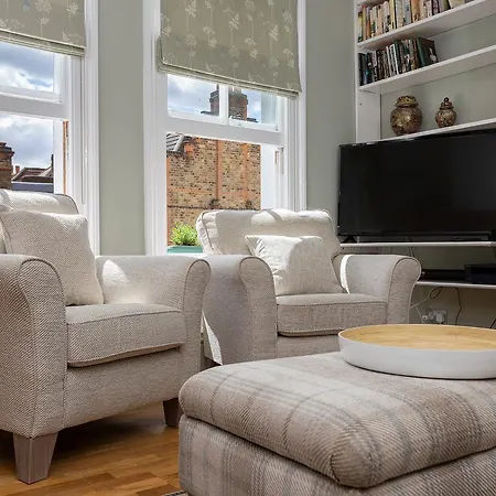 Quaint 2 Bedroom Flat - 9 Minutes Walk To Vauxhall Tube *