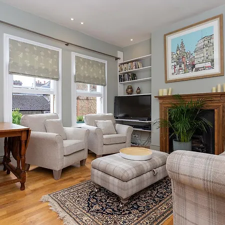 Quaint 2 Bedroom Flat - 9 Minutes Walk To Vauxhall Tube *