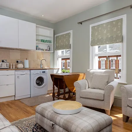 Quaint 2 Bedroom Flat - 9 Minutes Walk To Vauxhall Tube Apartment *