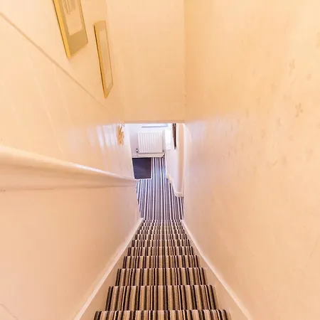 New Cosy 2 Bedroom Detached House West Finchley London
