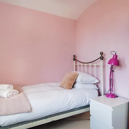Holiday home Enchanting Southfields By King George's Park London