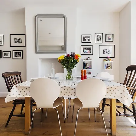 Enchanting Southfields By King George's Park Holiday home London