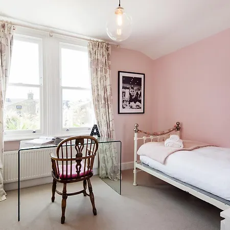Holiday home Enchanting Southfields By King George's Park *