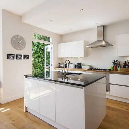 Holiday home Enchanting Southfields By King George's Park