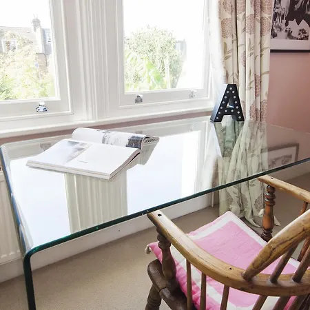 Enchanting Southfields By King George's Park Holiday home