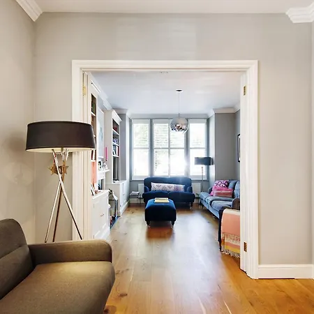 Enchanting Southfields By King George's Park Holiday home London