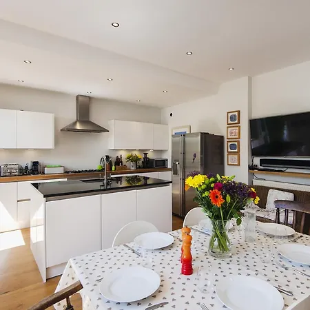 Enchanting Southfields By King George's Park Holiday home *