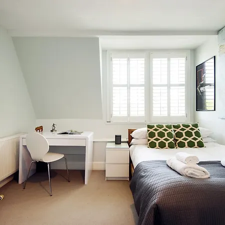 Holiday home Enchanting Southfields By King George's Park *
