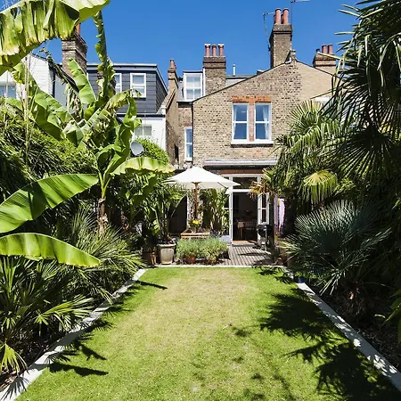 Holiday home Enchanting Southfields By King George's Park London