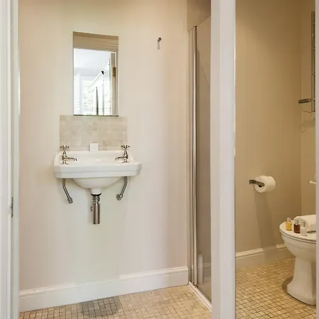 Holiday home Enchanting Southfields By King George's Park London