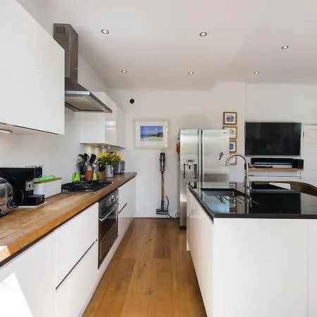 Holiday home Enchanting Southfields By King George's Park
