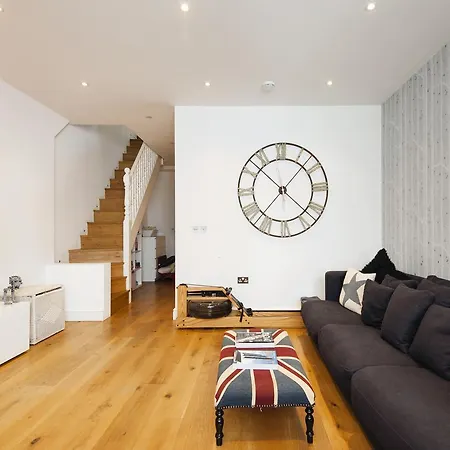 Enchanting Southfields By King George's Park Holiday home London