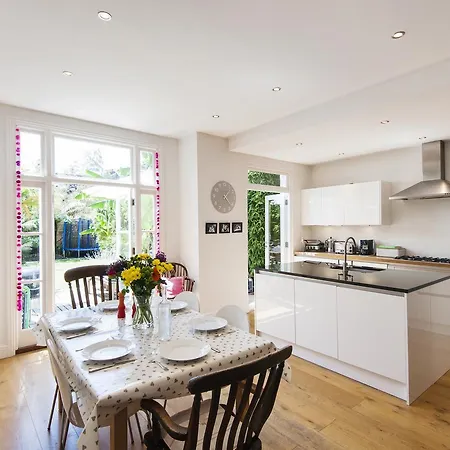 Enchanting Southfields By King George's Park Holiday home London