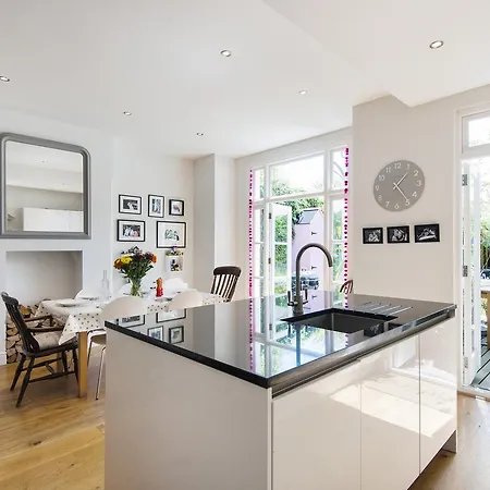 Enchanting Southfields By King George's Park London