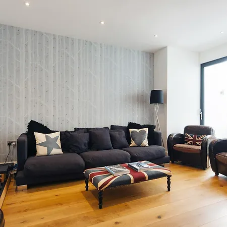 Enchanting Southfields By King George's Park Holiday home *