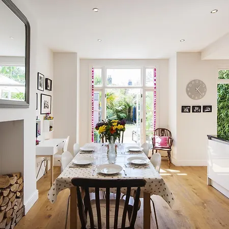 Holiday home Enchanting Southfields By King George's Park