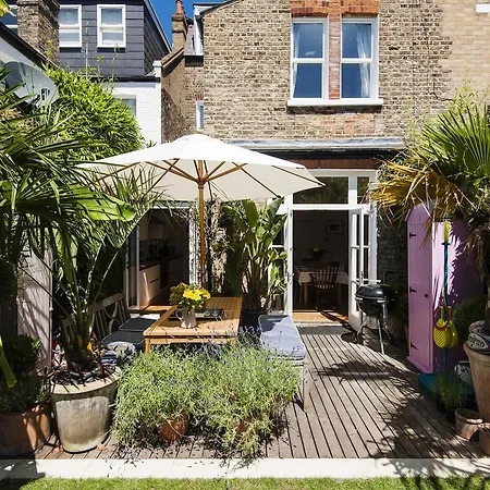 Enchanting Southfields By King George's Park Holiday home London