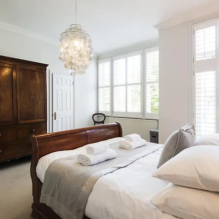 Enchanting Southfields By King George's Park London