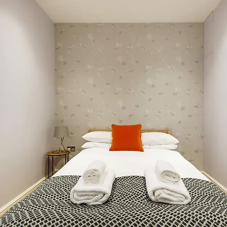 Enchanting Southfields By King George's Park London
