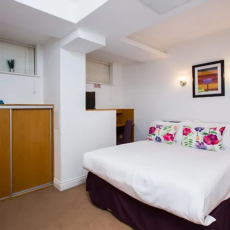 The Pods At Nell Gwynn 4*