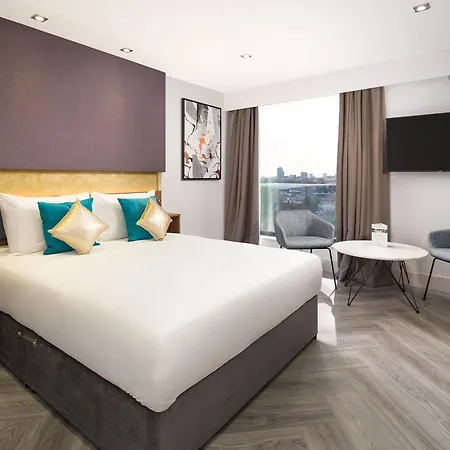 Roomzzz Stratford 4*