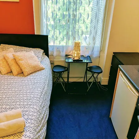 Apartment Holland Park Lifestyle
