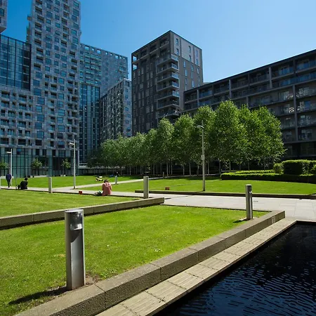 Dockside Walk - Canary Wharf *